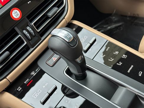 Used 2025 Porsche Macan image 26