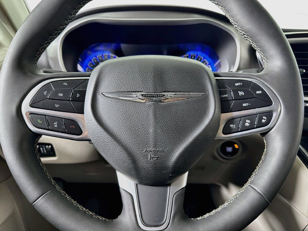Used 2022 Chrysler Pacifica Touring-L FWD image 39