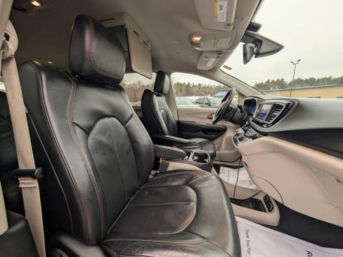 Used 2018 Chrysler Pacifica Touring-L image 53