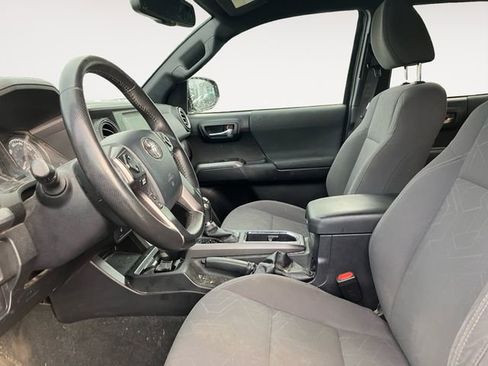 Used 2017 Toyota Tacoma TRD Off-Road w/ Tow Package (A/T) image 9