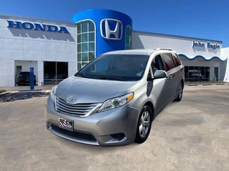Used 2015 Toyota Sienna LE video 1