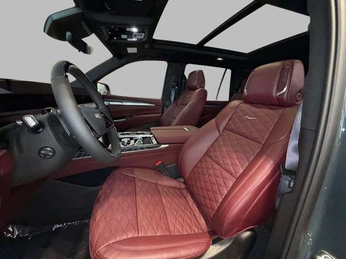 Used 2026 Cadillac Escalade Luxury w/ LPO, Floor Liner Package AWD/4WD image 2