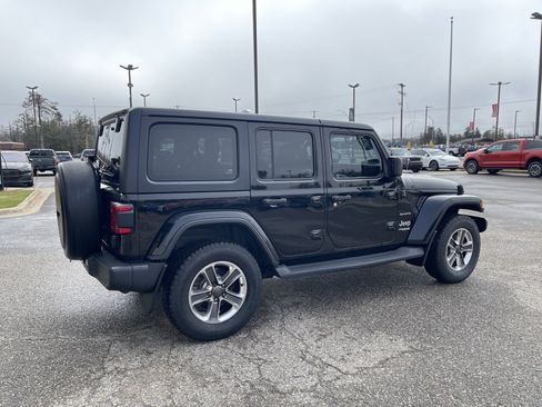 Used 2018 Jeep Wrangler Unlimited Sahara w/ Uconnect 4C Nav & Sound Group AWD/4WD image 3