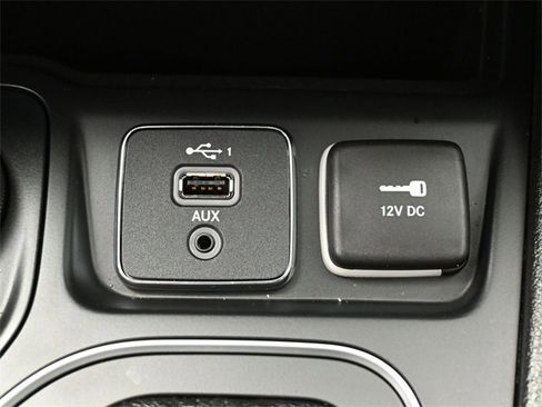 Used 2019 Jeep Cherokee Latitude w/ Cold Weather Group image 22