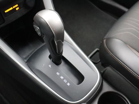 Used 2022 Chevrolet Trax LT w/ LT Convenience Package image 9