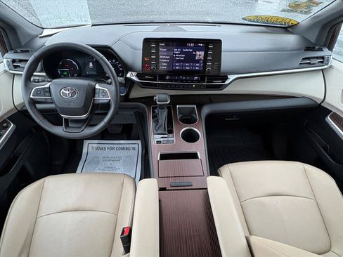 Used 2024 Toyota Sienna XLE FWD image 10