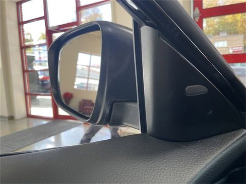 Used 2018 Nissan Rogue SV image 15