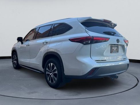 Used 2021 Toyota Highlander XLE AWD/4WD image 12