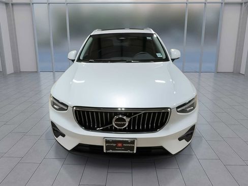 Used 2023 Volvo XC40 B5 Plus image 3