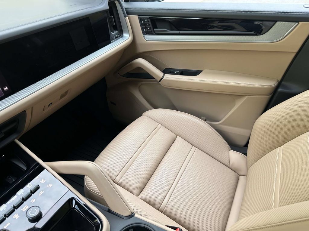 Certified 2026 Porsche Cayenne AWD/4WD image 29