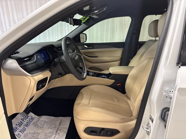 Used 2023 Jeep Grand Cherokee Limited w/ Luxury Tech Group II AWD/4WD image 13