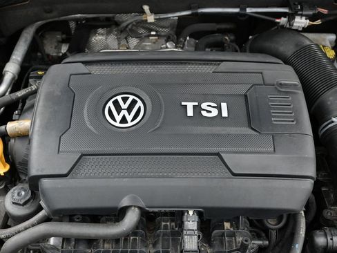 Used 2018 Volkswagen GTI SE w/ SE Leather Package image 40