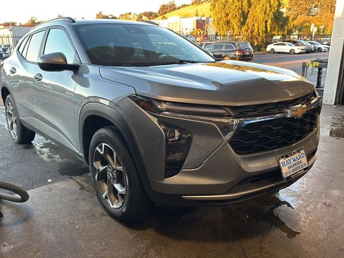 Used 2025 Chevrolet Trax LT w/ LT Convenience Package image 1