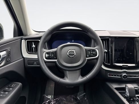 Used 2025 Volvo XC60 B5 Plus image 12