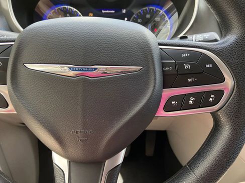 Used 2021 Chrysler Pacifica Touring image 15