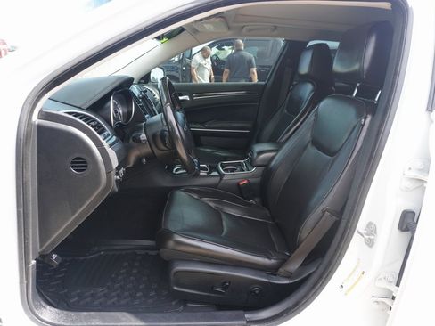 Used 2020 Chrysler 300 Limited image 7