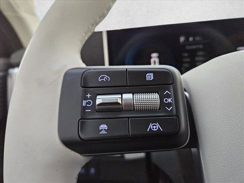 Certified 2025 Hyundai Santa Fe SEL image 17