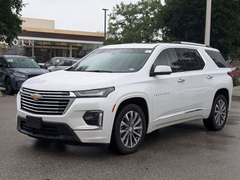 Used 2023 Chevrolet Traverse Premier FWD image 7