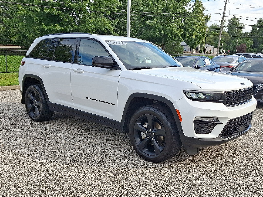 Used 2023 Jeep Grand Cherokee Limited w/ Black Appearance Package AWD/4WD image 3