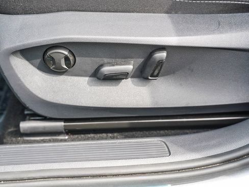 Certified 2025 Volkswagen Taos SE image 20