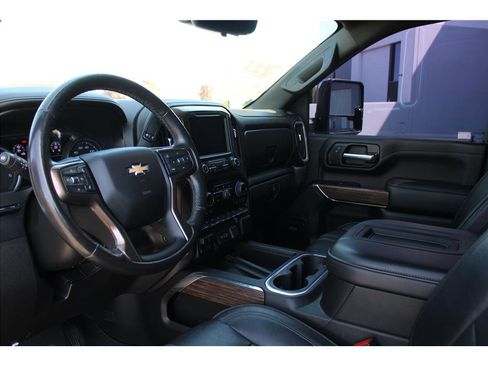 Used 2020 Chevrolet Silverado 2500 High Country w/ Technology Package AWD/4WD image 9