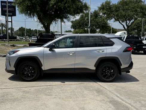 Used 2022 Toyota RAV4 LE FWD image 8