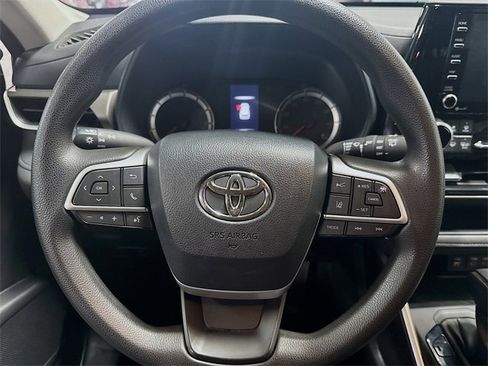 Used 2022 Toyota Highlander L image 18