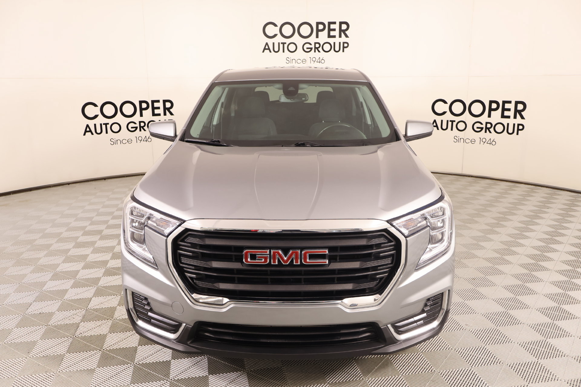 Used 2023 GMC Terrain SLE w/ LPO, Floor Liner Package FWD image 8