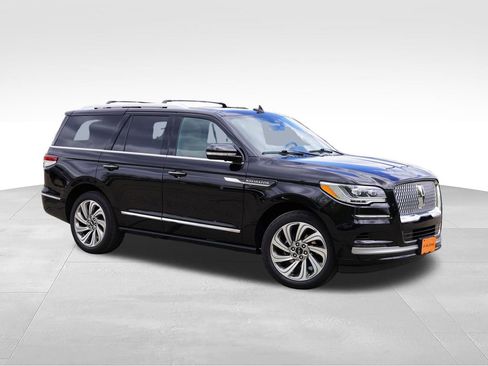Used 2022 Lincoln Navigator Reserve AWD/4WD image 2