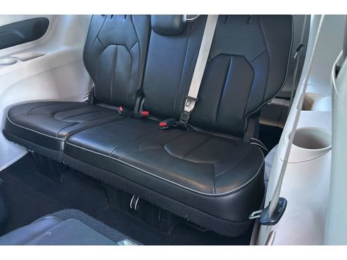Used 2018 Chrysler Pacifica Limited w/ Advanced Safetytec Group image 17