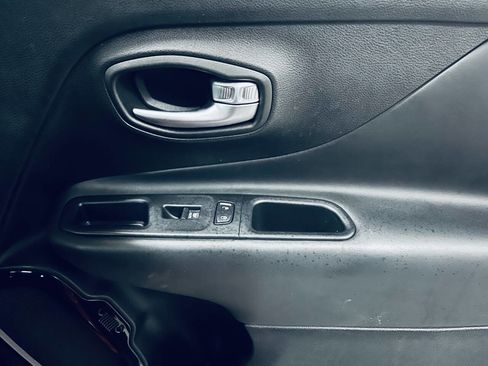 Used 2017 Jeep Renegade Altitude w/ Safety & Security Group FWD image 33