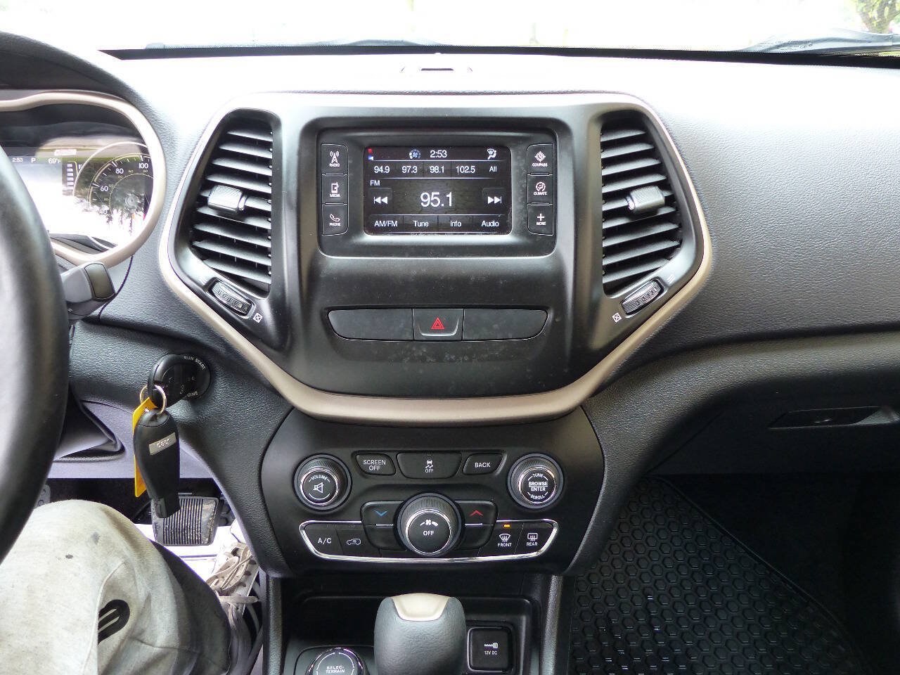 Used 2017 Jeep Cherokee Latitude w/ Cold Weather Group AWD/4WD image 28