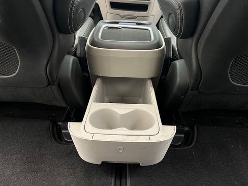 Used 2024 Chrysler Pacifica Touring-L image 28