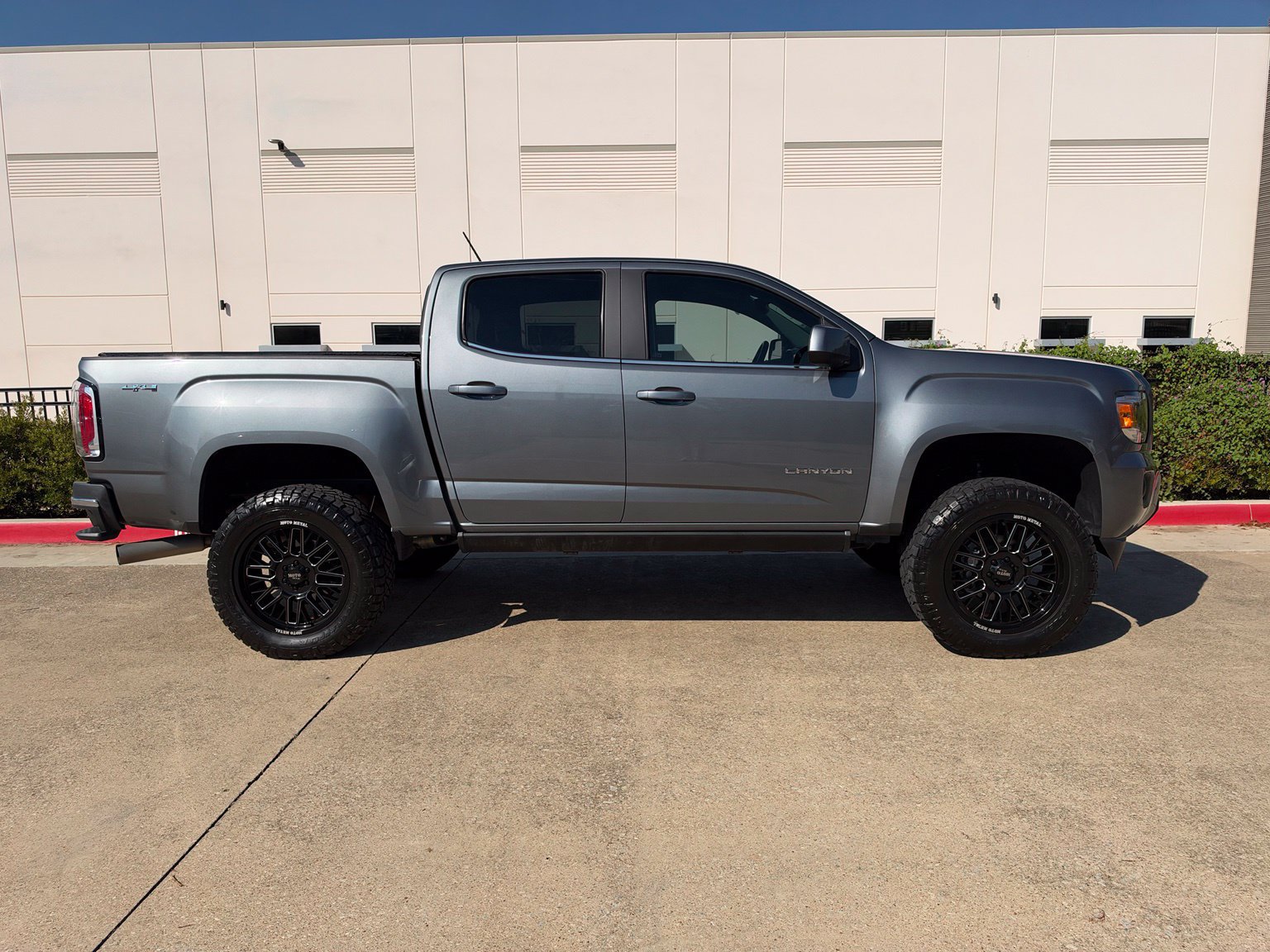 Used 2020 GMC Canyon SLE w/ Driver Alert Package AWD/4WD image 8