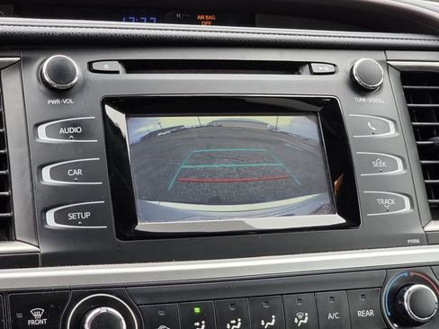 Used 2017 Toyota Highlander LE image 10