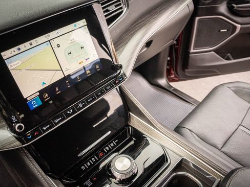 Used 2024 Jeep Wagoneer Series II w/ Flexible Seating Group image 25