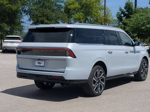 New 2026 Lincoln Navigator L Reserve AWD/4WD image 3