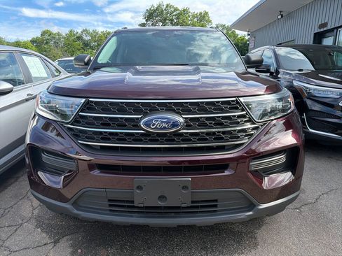 Used 2023 Ford Explorer XLT AWD/4WD image 2