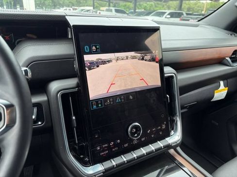 Used 2025 GMC Yukon XL Denali AWD/4WD image 11