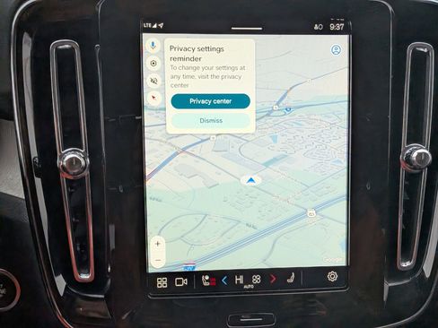 Used 2025 Volvo XC40 B5 Core image 28