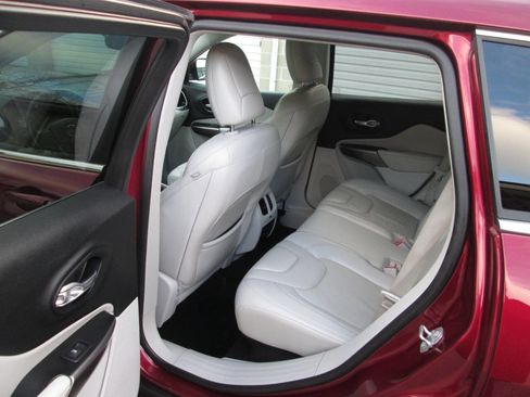 Used 2019 Jeep Cherokee Limited image 16