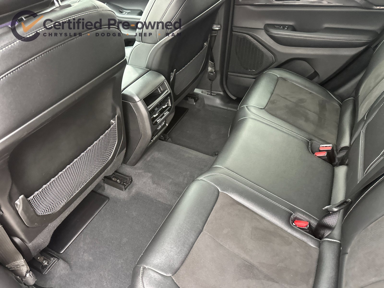 Used 2023 Jeep Grand Cherokee Altitude AWD/4WD image 13