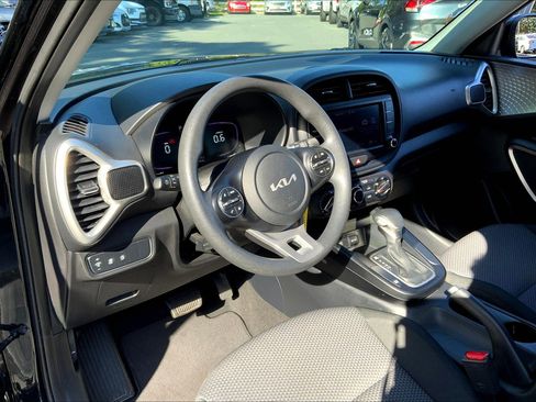 Used 2023 Kia Soul LX w/ LX Technology Package image 15