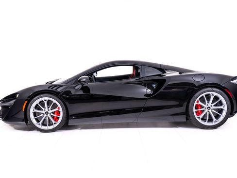 Used 2024 McLaren Artura RWD image 2