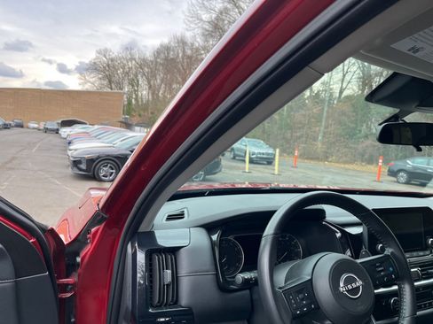 Used 2025 Nissan Pathfinder SV image 36