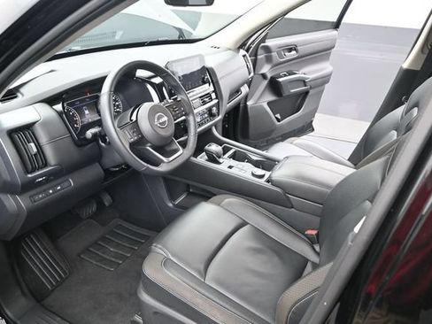 Used 2025 Nissan Pathfinder SL AWD/4WD image 6