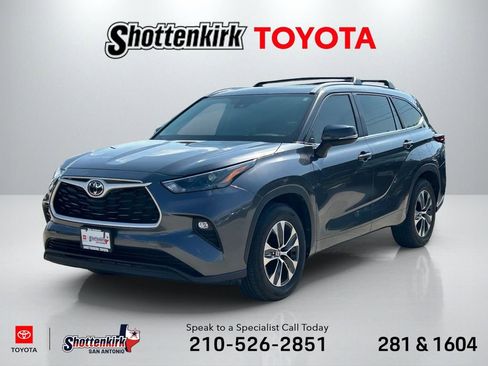 Used 2025 Toyota Highlander XLE FWD image 1