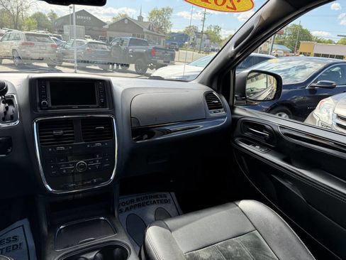 Used 2017 Dodge Grand Caravan SXT w/ Driver Convenience Group FWD image 12