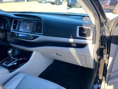 Used 2019 Toyota Highlander XLE image 15