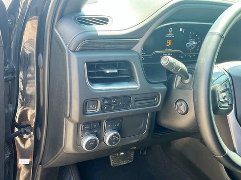 Used 2023 GMC Yukon XL SLT w/ SLT Premium Package AWD/4WD image 10